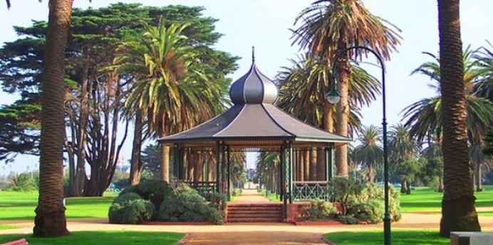 Path lined with palm trees leading to the rotunda at Catani Gardens